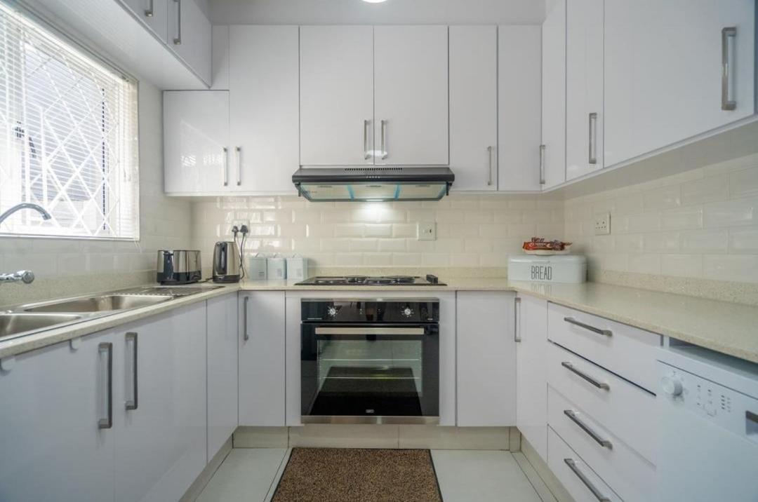 Halaal Haven: Luxury Near Musjid Al Hilaal Apartment *